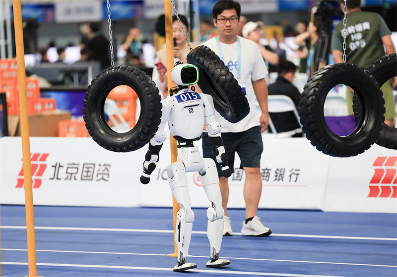 Beijing : les robots font une démonstration de « kung-fu » technologique