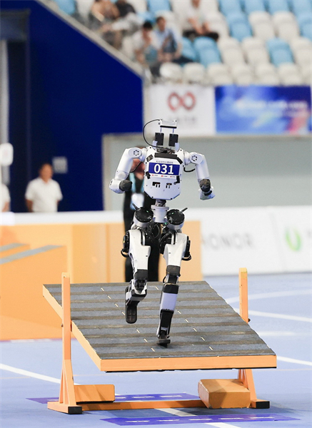 Beijing : les robots font une démonstration de « kung-fu » technologique