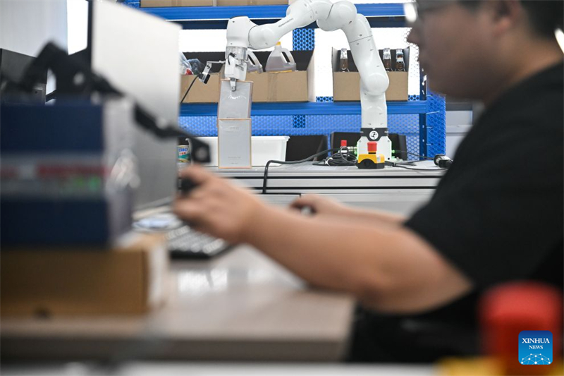 Jiangsu : un aperçu du centre de collecte de données pour robots du géant du commerce électronique JD.com de Suqian