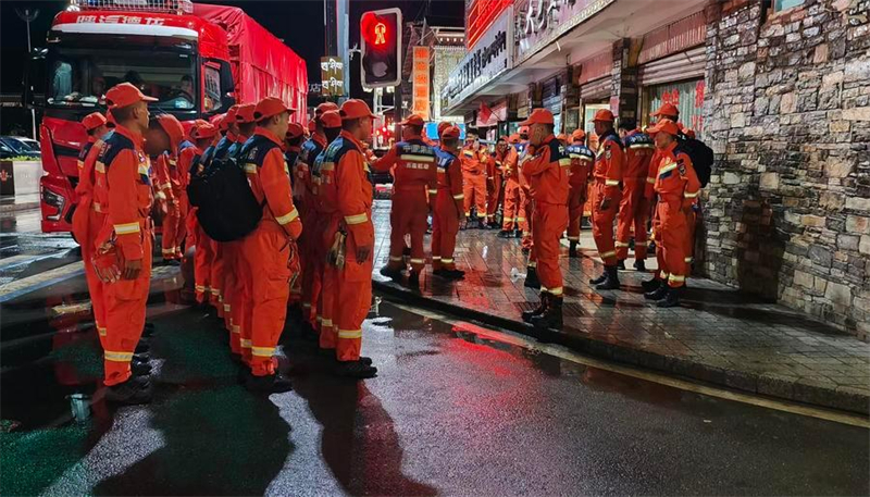 Xizang : la première équipe de 141 secouristes est arrivée au port de Gyirong pour les opérations de sauvetage