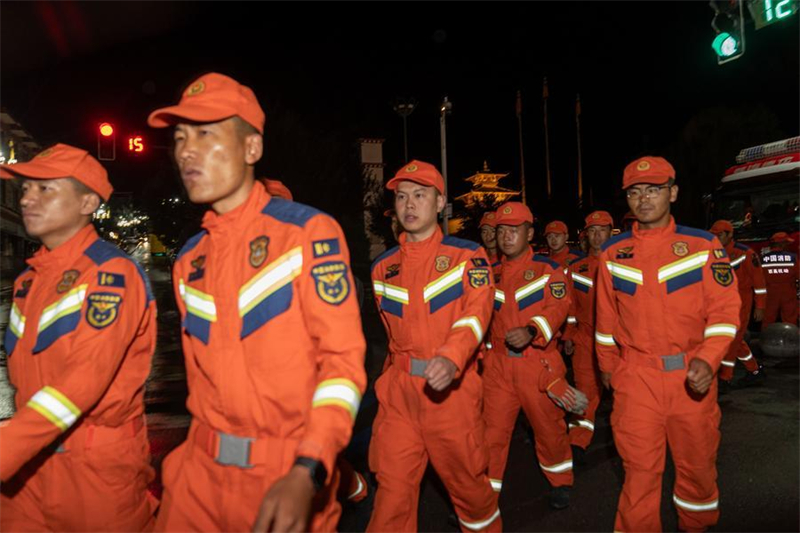 Xizang : la première équipe de 141 secouristes est arrivée au port de Gyirong pour les opérations de sauvetage