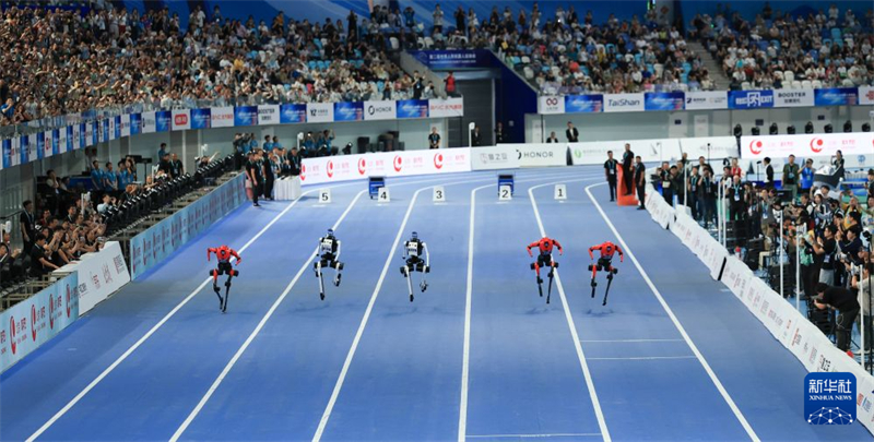 Beijing : un robot réalise une performance remarquable en terminant une course de 100 mètres en 8,64 secondes