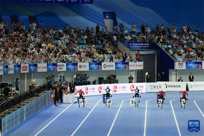 Beijing : un robot réalise une performance remarquable en terminant une course de 100 mètres en 8,64 secondes