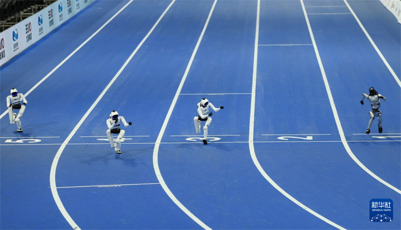 Beijing : un robot réalise une performance remarquable en terminant une course de 100 mètres en 8,64 secondes