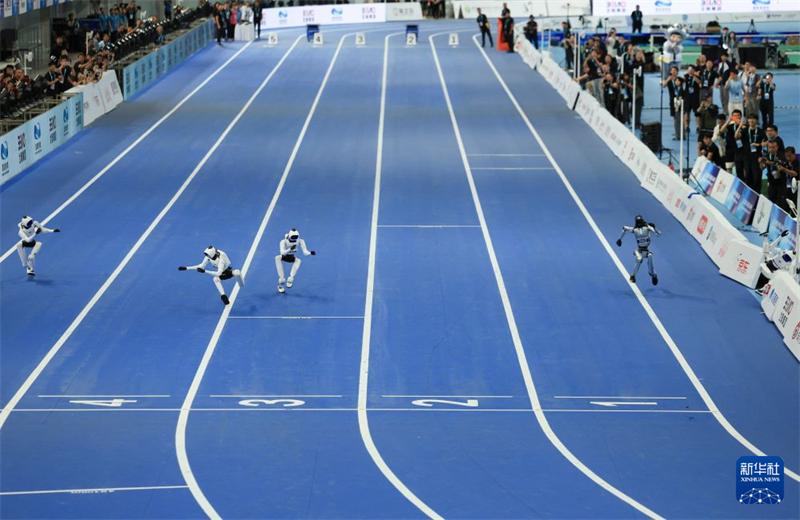 Beijing : un robot réalise une performance remarquable en terminant une course de 100 mètres en 8,64 secondes