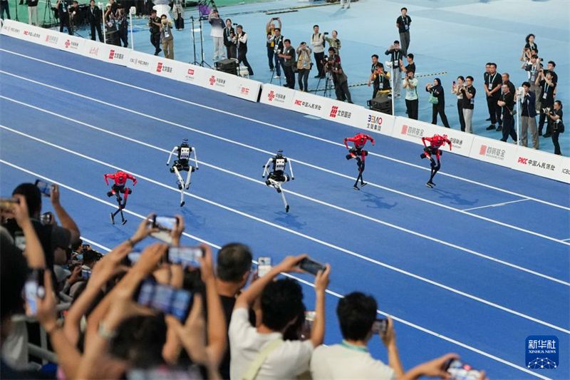 Beijing : un robot réalise une performance remarquable en terminant une course de 100 mètres en 8,64 secondes
