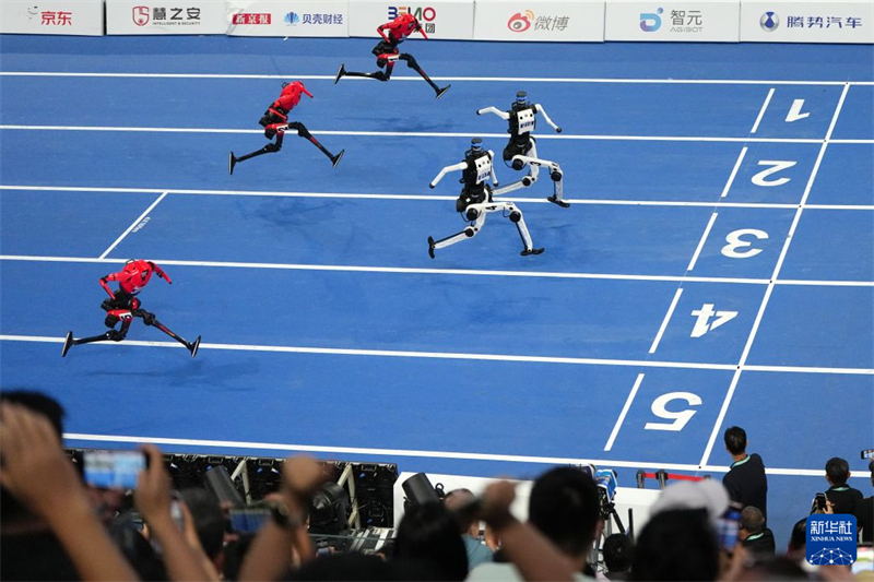 Beijing : un robot réalise une performance remarquable en terminant une course de 100 mètres en 8,64 secondes