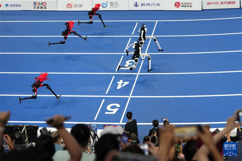 Beijing : un robot réalise une performance remarquable en terminant une course de 100 mètres en 8,64 secondes