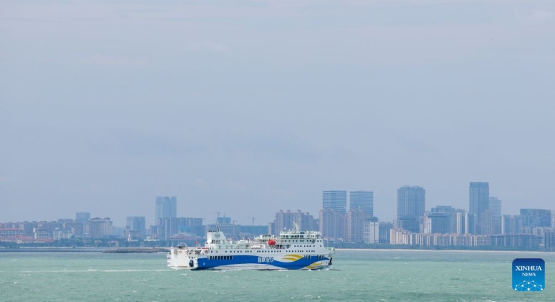 Hainan : les services de ferry pour passagers et marchandises ont repris de manière ordonnée dans le détroit de Qiongzhou