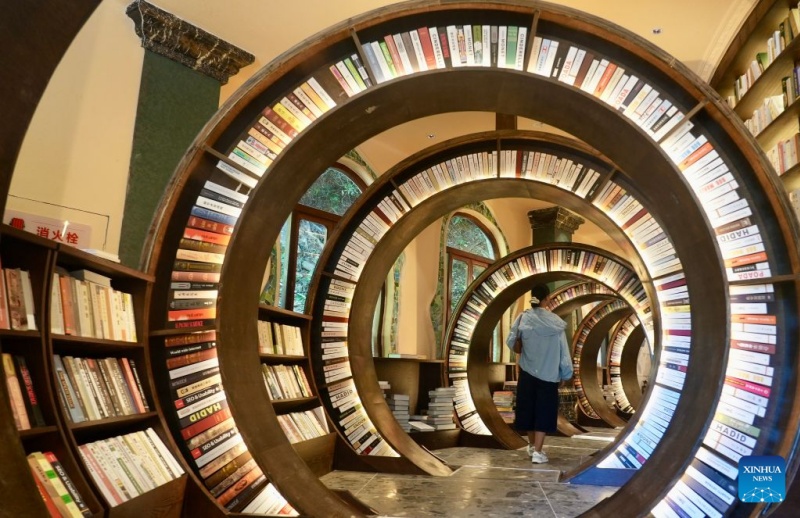 Jiangxi : à Wuyuan, une bibliothèque aménagée dans un gouffre offre une expérience de lecture unique aux visiteurs