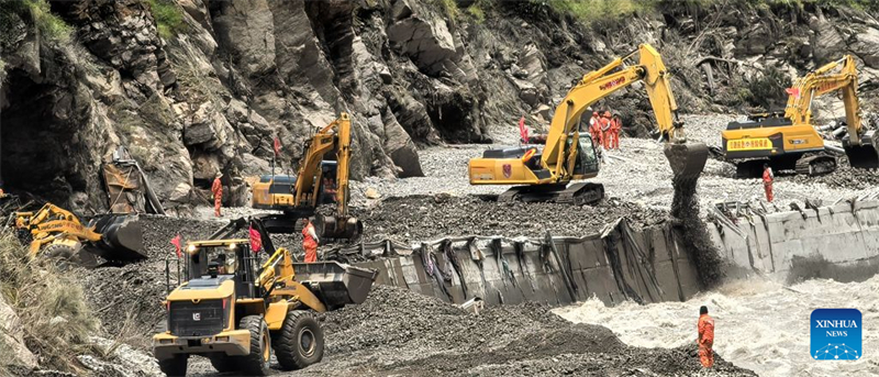 Xizang : les opérations de secours et de déblaiement se poursuivent après une coulée de boue