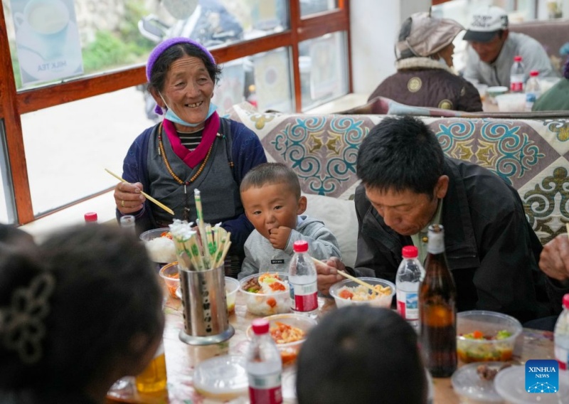 Xizang : tous les résidents et touristes touchés par une coulée de boue ont été évacués avec succès