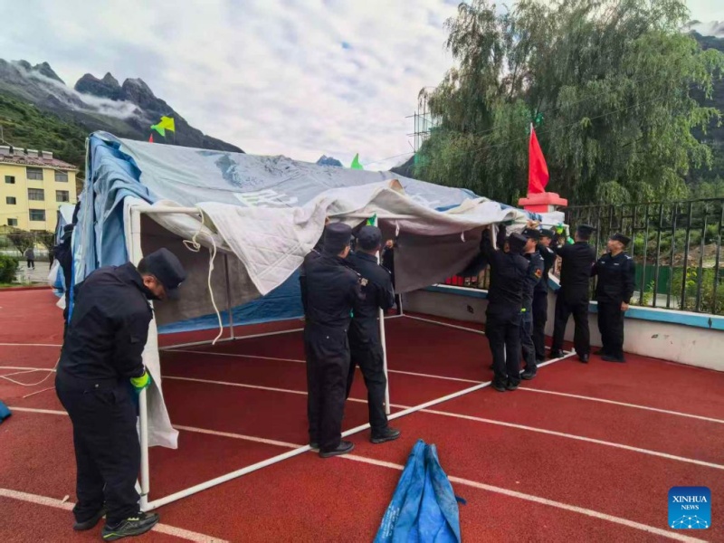 Xizang : tous les résidents et touristes touchés par une coulée de boue ont été évacués avec succès