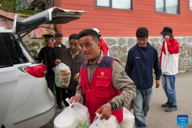 Xizang : tous les résidents et touristes touchés par une coulée de boue ont été évacués avec succès