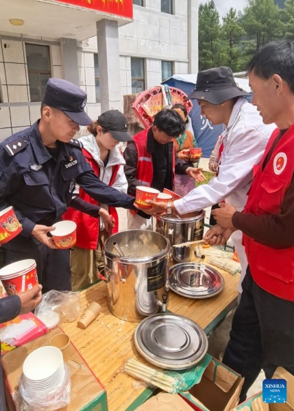 Xizang : tous les résidents et touristes touchés par une coulée de boue ont été évacués avec succès