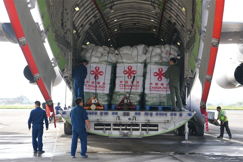 Des fournitures de secours en provenance de Chine arrivent au Népal