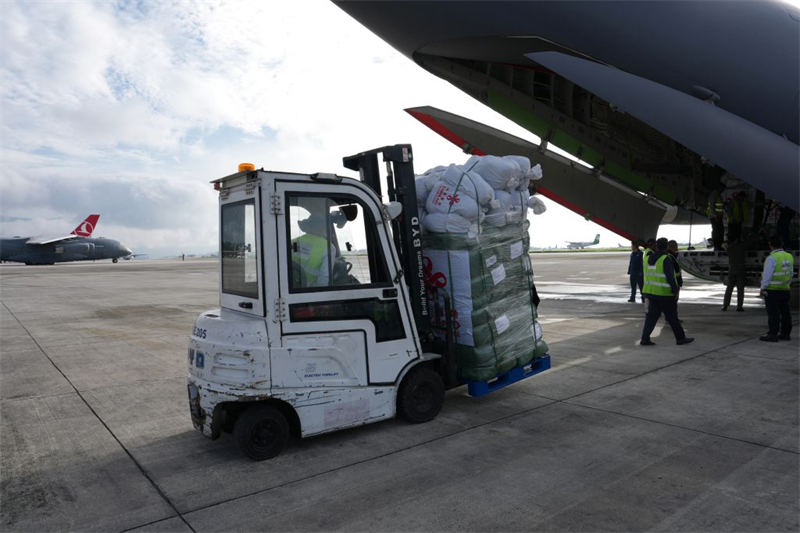 Des fournitures de secours en provenance de Chine arrivent au Népal
