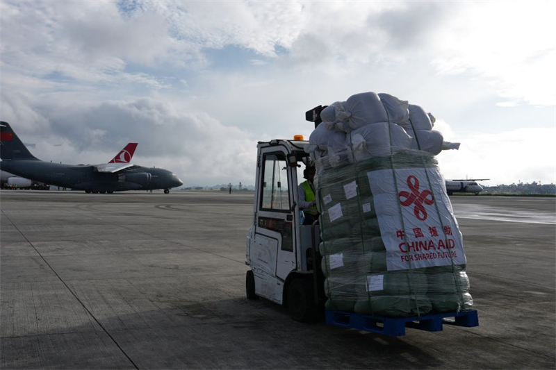 Des fournitures de secours en provenance de Chine arrivent au Népal