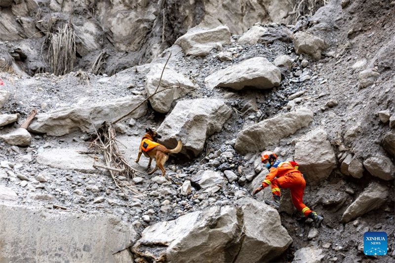 Xizang : les sauveteurs lancés dans une course contre la montre et les obstacles pour rechercher des survivants au poste frontalier de Gyirong
