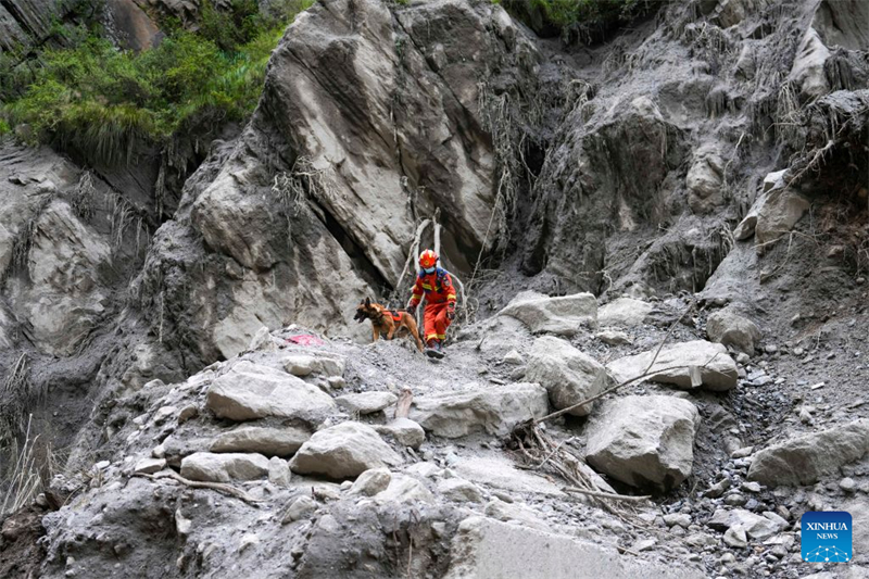 Xizang : les sauveteurs lancés dans une course contre la montre et les obstacles pour rechercher des survivants au poste frontalier de Gyirong