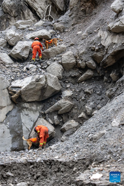 Xizang : les sauveteurs lancés dans une course contre la montre et les obstacles pour rechercher des survivants au poste frontalier de Gyirong
