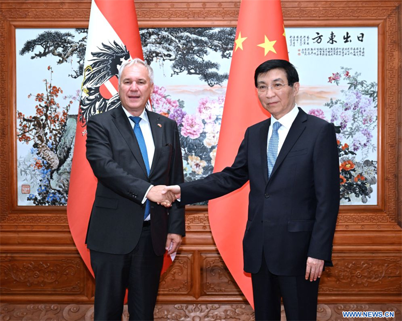 Le plus haut conseiller politique chinois rencontre le président du Conseil national d'Autriche