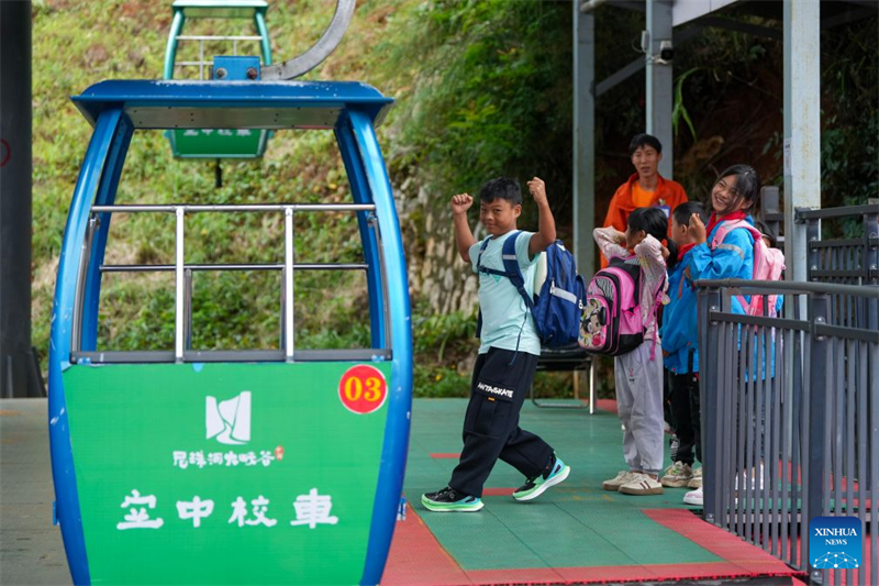 Yunnan : à Xuanwei, un ascenseur à flanc de falaise et un système de téléphérique facilitent les déplacements des élèves