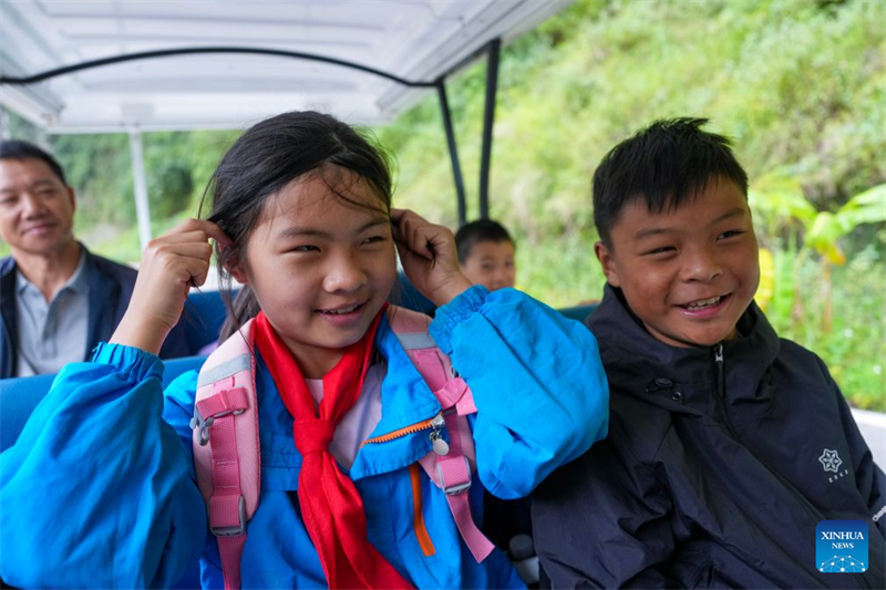 Yunnan : à Xuanwei, un ascenseur à flanc de falaise et un système de téléphérique facilitent les déplacements des élèves