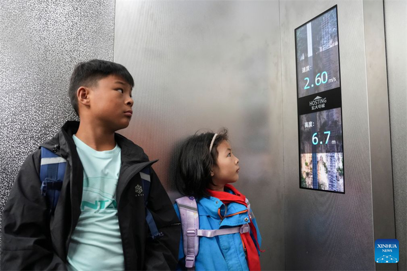 Yunnan : à Xuanwei, un ascenseur à flanc de falaise et un système de téléphérique facilitent les déplacements des élèves