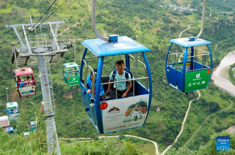 Yunnan : à Xuanwei, un ascenseur à flanc de falaise et un système de téléphérique facilitent les déplacements des élèves