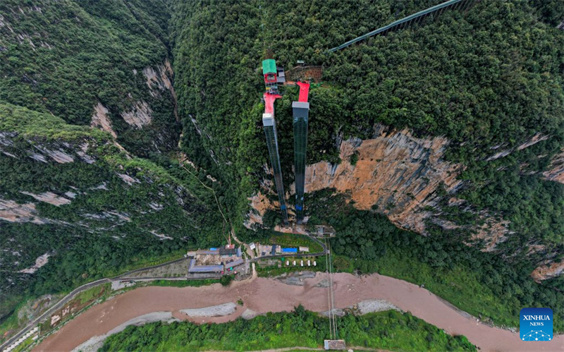 Yunnan : à Xuanwei, un ascenseur à flanc de falaise et un système de téléphérique facilitent les déplacements des élèves