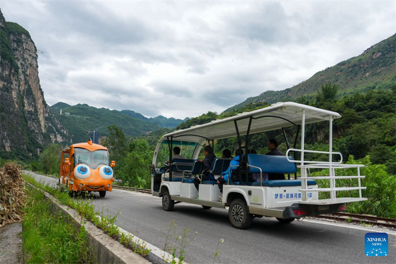 Yunnan : à Xuanwei, un ascenseur à flanc de falaise et un système de téléphérique facilitent les déplacements des élèves
