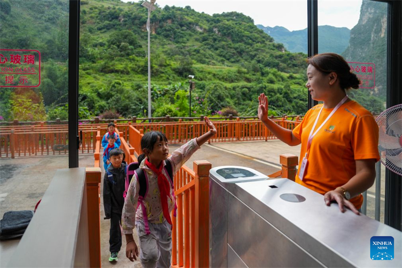 Yunnan : à Xuanwei, un ascenseur à flanc de falaise et un système de téléphérique facilitent les déplacements des élèves