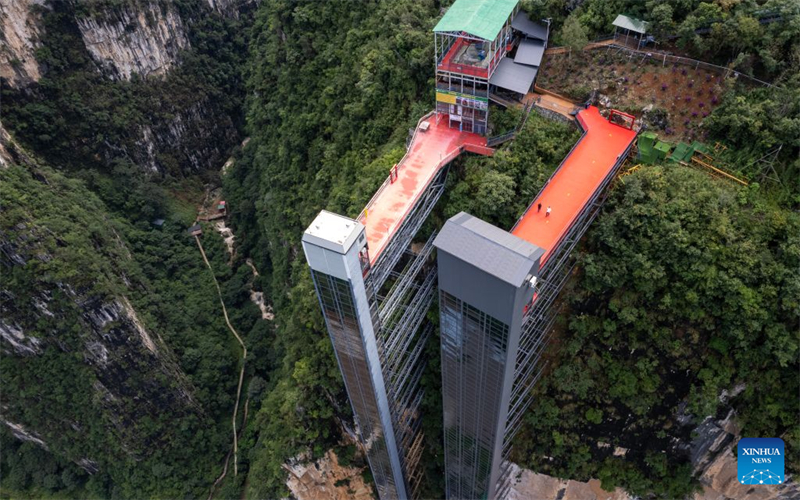 Yunnan : à Xuanwei, un ascenseur à flanc de falaise et un système de téléphérique facilitent les déplacements des élèves