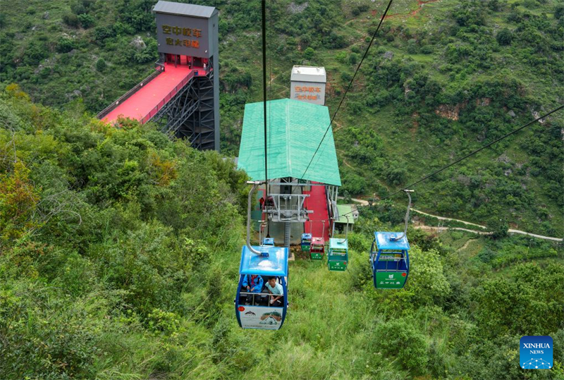 Yunnan : à Xuanwei, un ascenseur à flanc de falaise et un système de téléphérique facilitent les déplacements des élèves