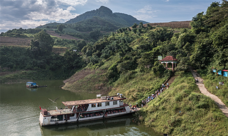 Le « bateau-bus scolaire » assure la sécurité des élèves pour l'école en zone montagneuse