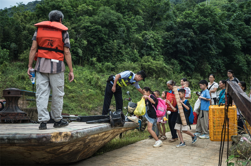 Le « bateau-bus scolaire » assure la sécurité des élèves pour l'école en zone montagneuse