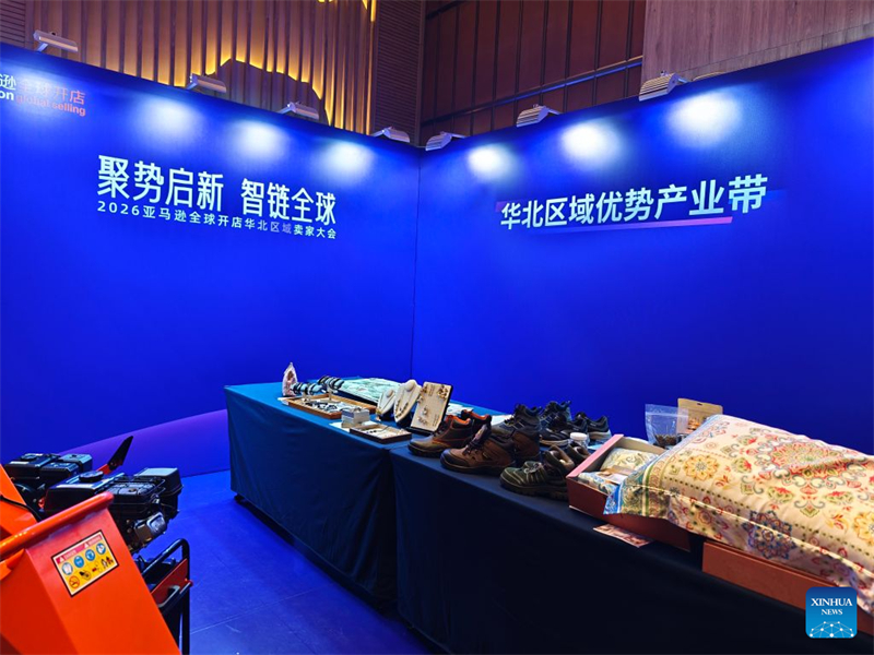 Photo prise le 11 août 2026 montrant des produits phares issus de pôles industriels performants du nord de la Chine, exposés à Qingdao, dans la province du Shandong (est de la Chine). (Li Aoqiu/Xinhua)