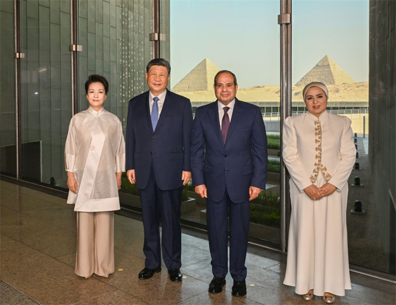 Xi Jinping et Peng Liyuan visitent le Grand Musée égyptien