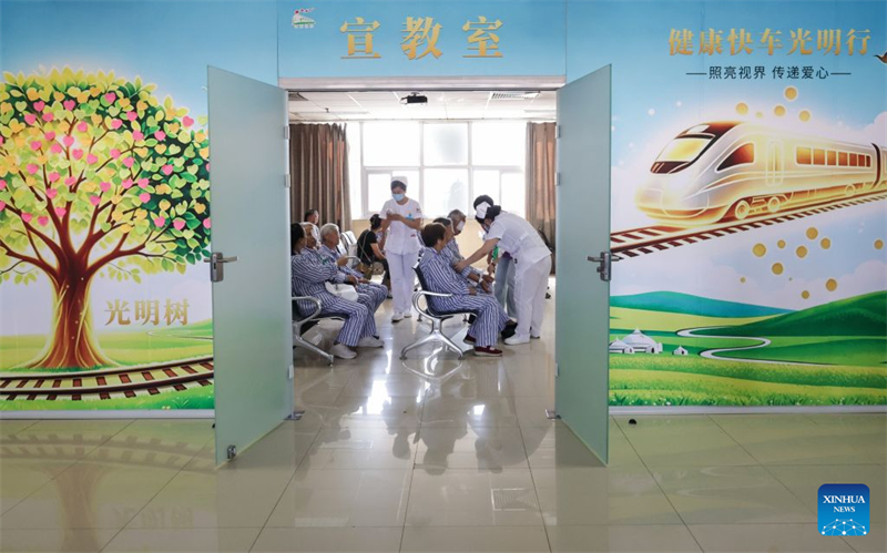 Mongolie intérieure : un « train-hôpital » propose des opérations de la cataracte gratuites aux patients à faibles revenus