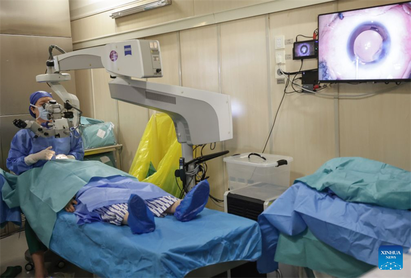 Mongolie intérieure : un « train-hôpital » propose des opérations de la cataracte gratuites aux patients à faibles revenus