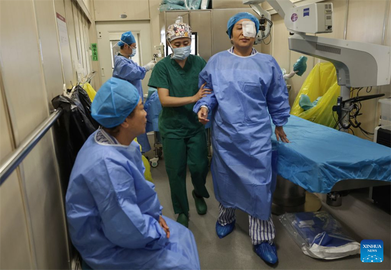 Mongolie intérieure : un « train-hôpital » propose des opérations de la cataracte gratuites aux patients à faibles revenus