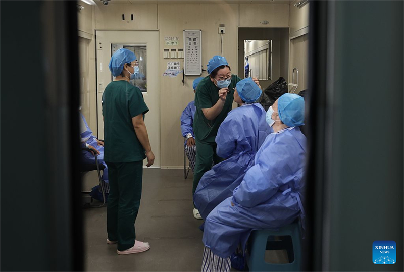 Mongolie intérieure : un « train-hôpital » propose des opérations de la cataracte gratuites aux patients à faibles revenus