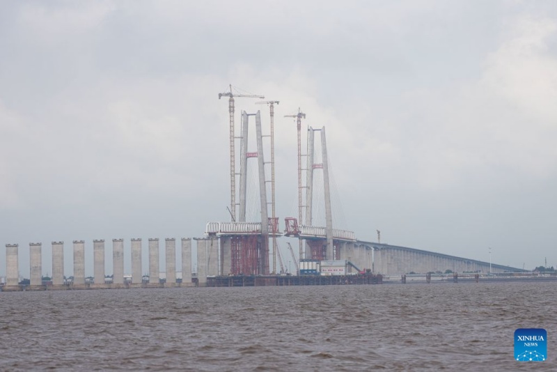 Zhejiang : les sept pylônes principaux du pont ferroviaire transmaritime de la baie de Hangzhou achevés