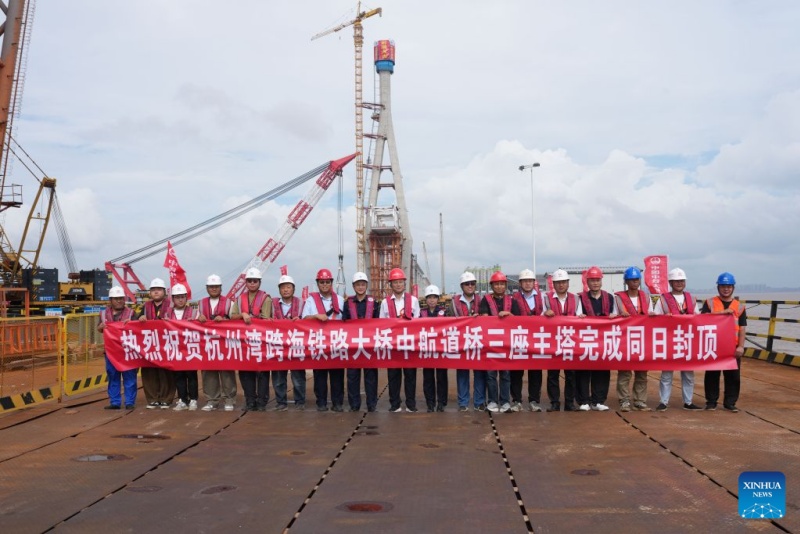 Zhejiang : les sept pylônes principaux du pont ferroviaire transmaritime de la baie de Hangzhou achevés