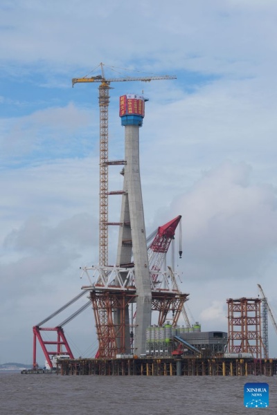 Zhejiang : les sept pylônes principaux du pont ferroviaire transmaritime de la baie de Hangzhou achevés