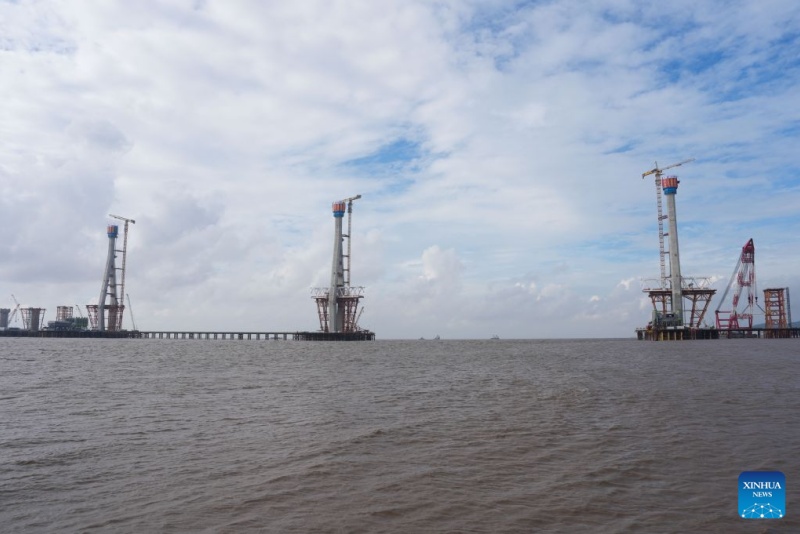 Zhejiang : les sept pylônes principaux du pont ferroviaire transmaritime de la baie de Hangzhou achevés