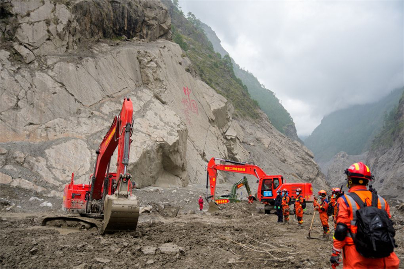 Coulée de boue au Xizang : la Chine porte secours à 1.720 Népalais bloqués à la frontière