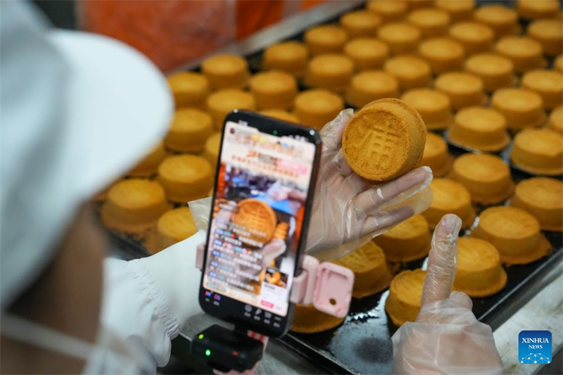 Yunnan : à l'approche de la Fête de la mi-automne, les fabricants de gâteaux de lune de Xuanwei tournent à plein régime