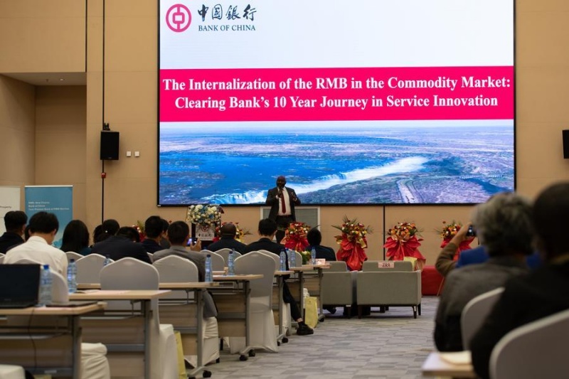 Des personnes participent à une cérémonie pour marquer le 10e anniversaire de la Bank of China (BOC) en tant que banque de compensation en Zambie, à Lusaka, en Zambie, le 23 mai 2025. La BOC a célébré une décennie d'opération en tant que banque de compensation de renminbi (RMB) en Zambie, réaffirmant son engagement à promouvoir ses services financiers transfrontaliers en Afrique de l'Est et du Centre. (Xinhua/Peng Lijun)